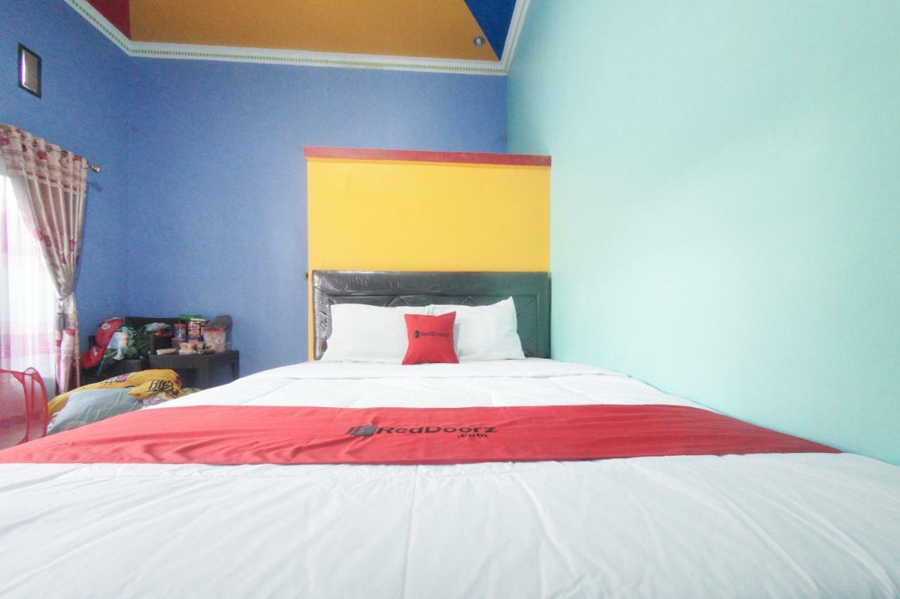 Reddoorz Syariah Near Mall Roxy Banyuwangi 2 Екстериор снимка