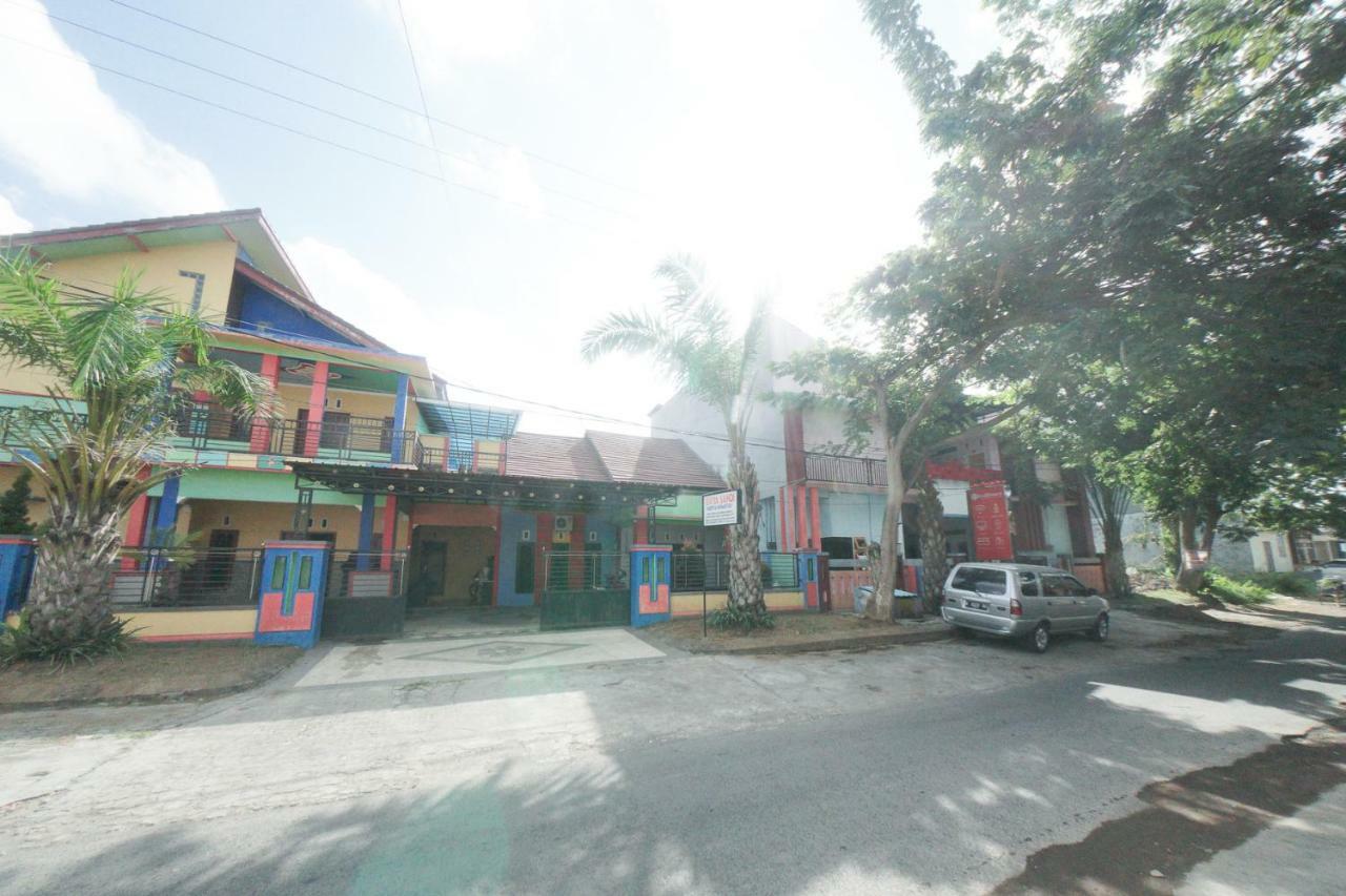 Reddoorz Syariah Near Mall Roxy Banyuwangi 2 Екстериор снимка