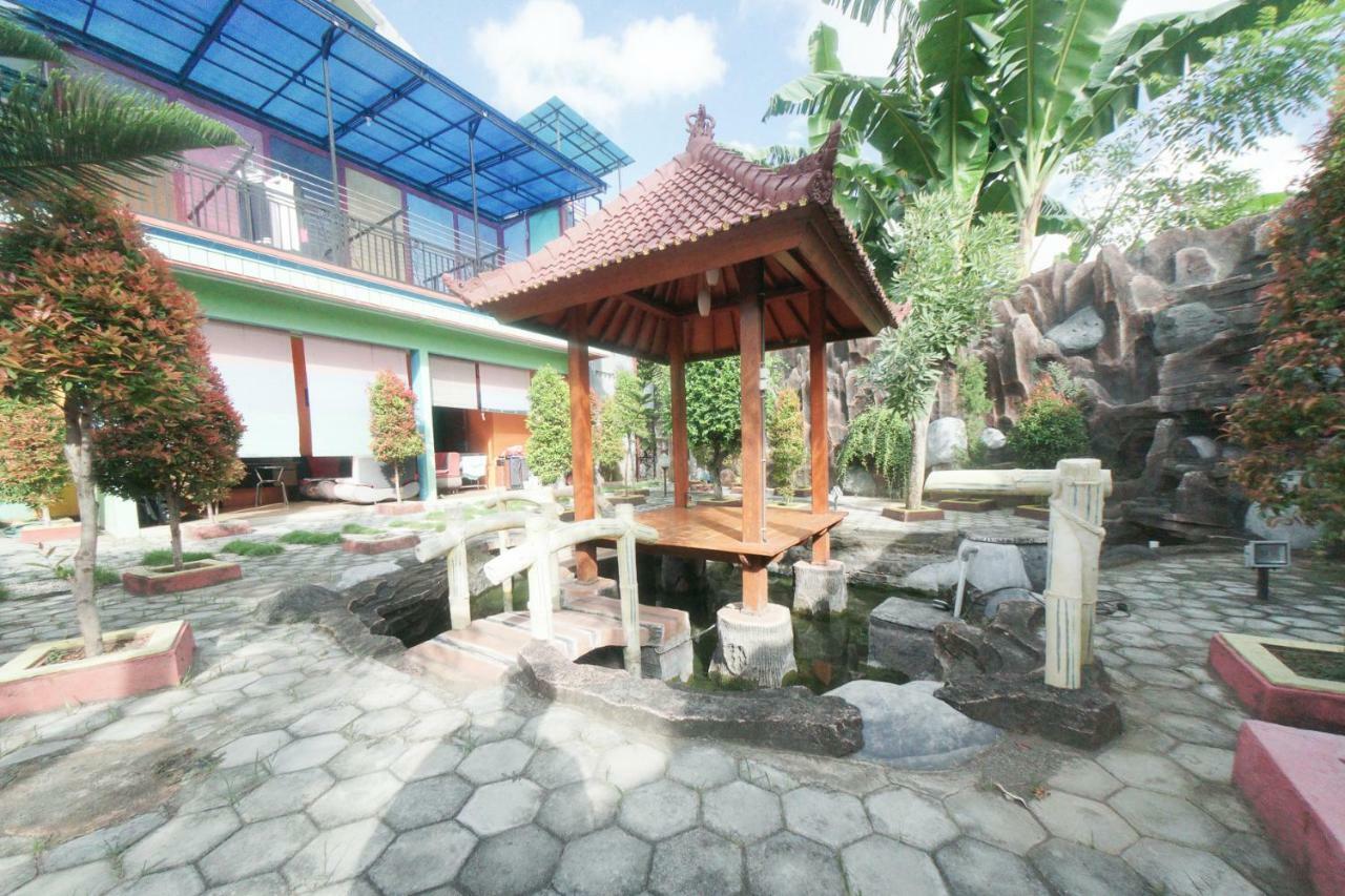 Reddoorz Syariah Near Mall Roxy Banyuwangi 2 Екстериор снимка