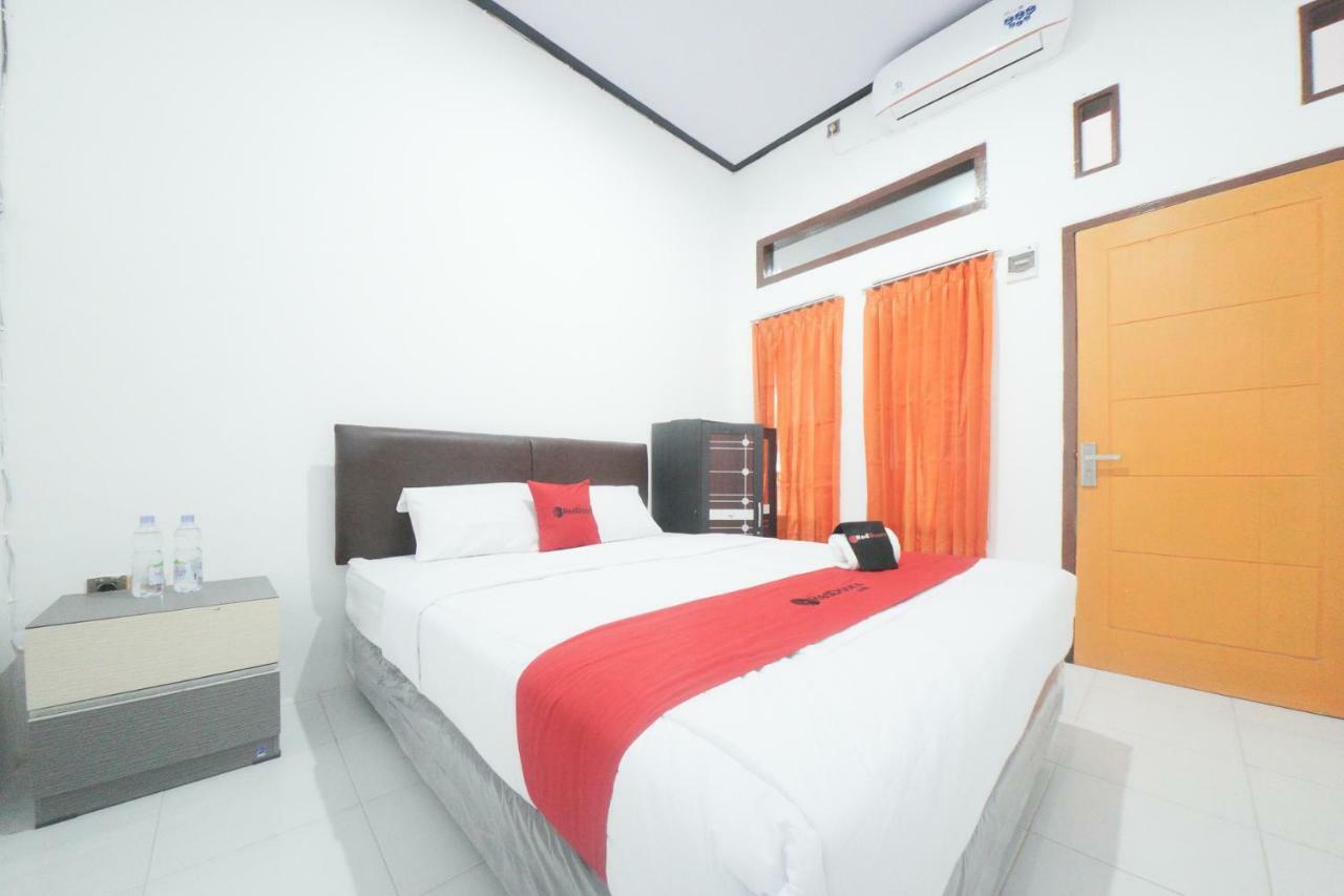Reddoorz Syariah Near Mall Roxy Banyuwangi 2 Екстериор снимка