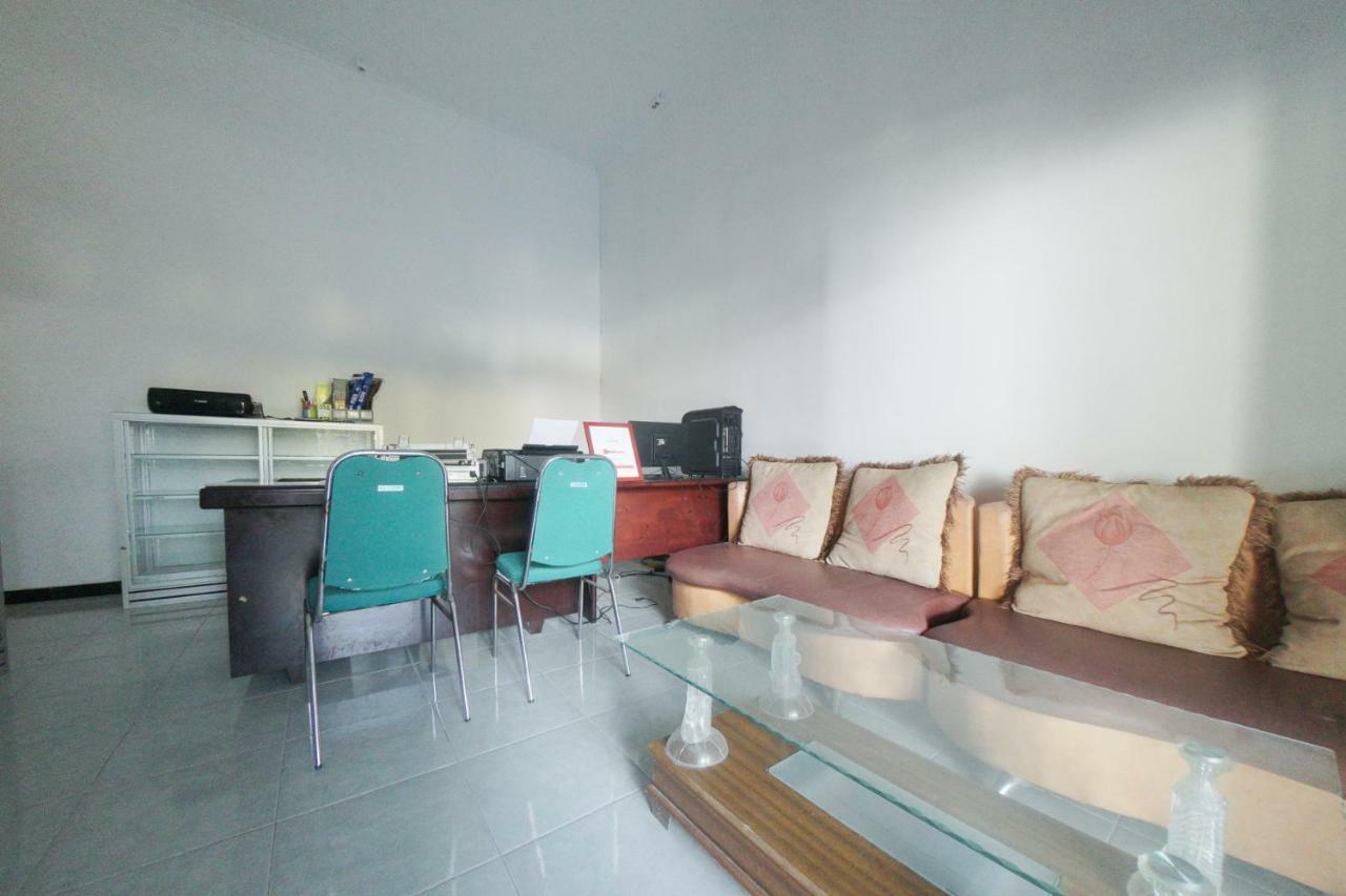 Reddoorz Syariah Near Mall Roxy Banyuwangi 2 Екстериор снимка