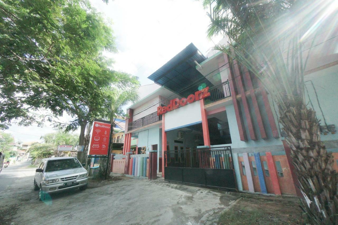 Reddoorz Syariah Near Mall Roxy Banyuwangi 2 Екстериор снимка
