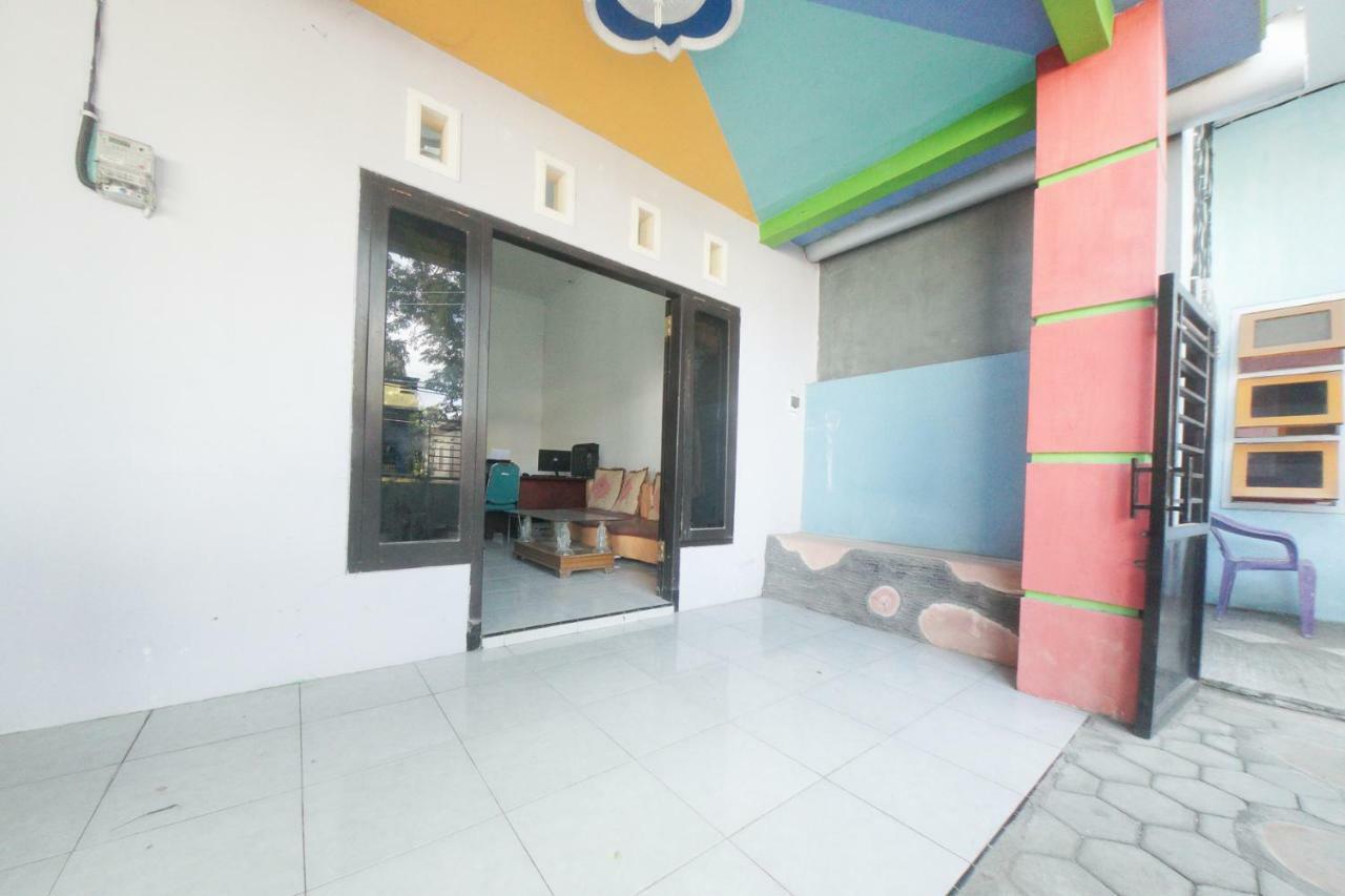 Reddoorz Syariah Near Mall Roxy Banyuwangi 2 Екстериор снимка