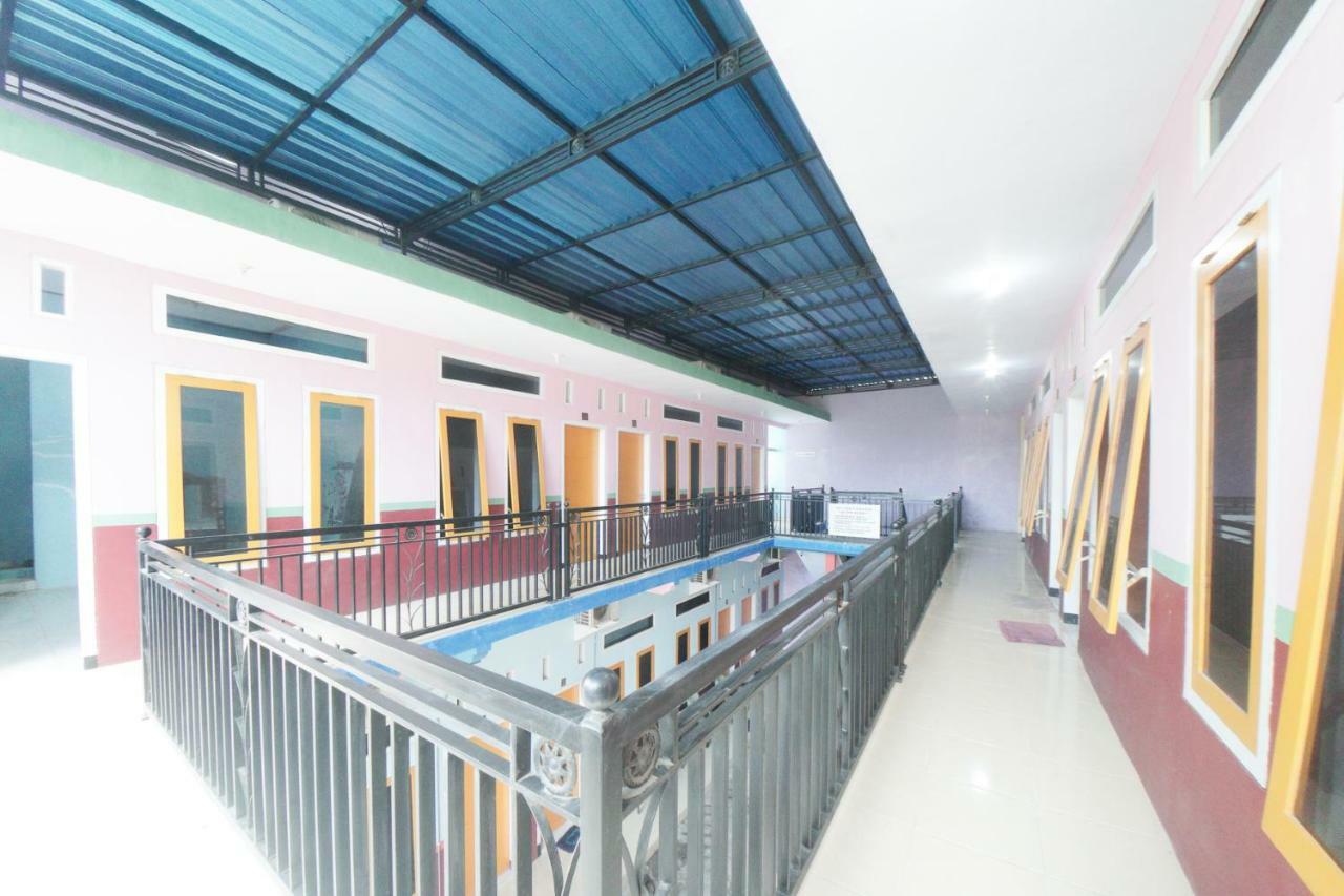 Reddoorz Syariah Near Mall Roxy Banyuwangi 2 Екстериор снимка