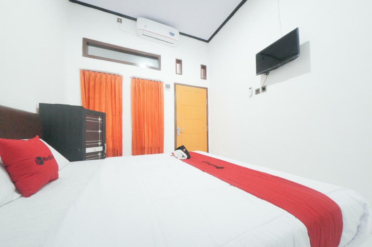 Reddoorz Syariah Near Mall Roxy Banyuwangi 2 Екстериор снимка