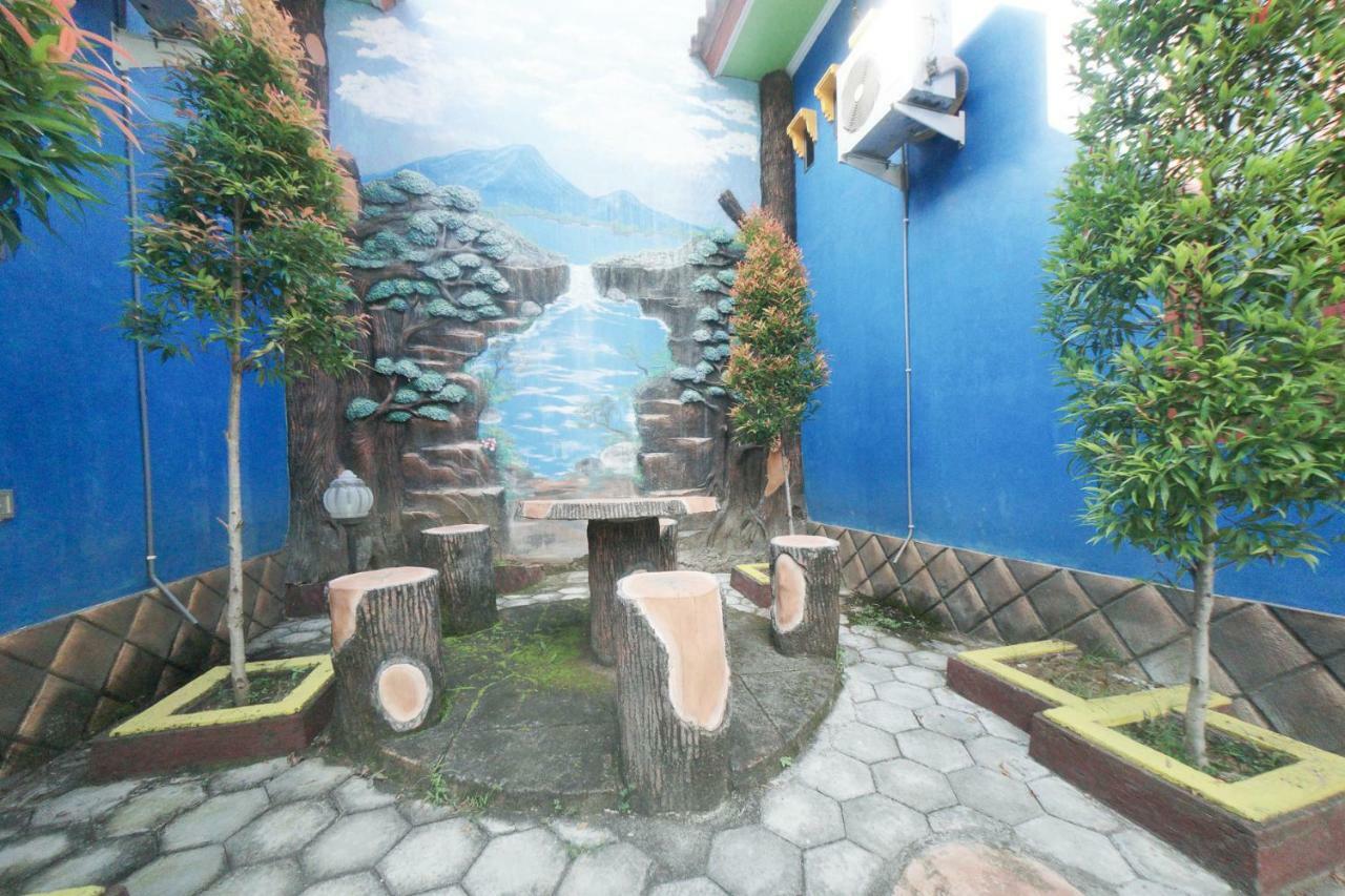 Reddoorz Syariah Near Mall Roxy Banyuwangi 2 Екстериор снимка